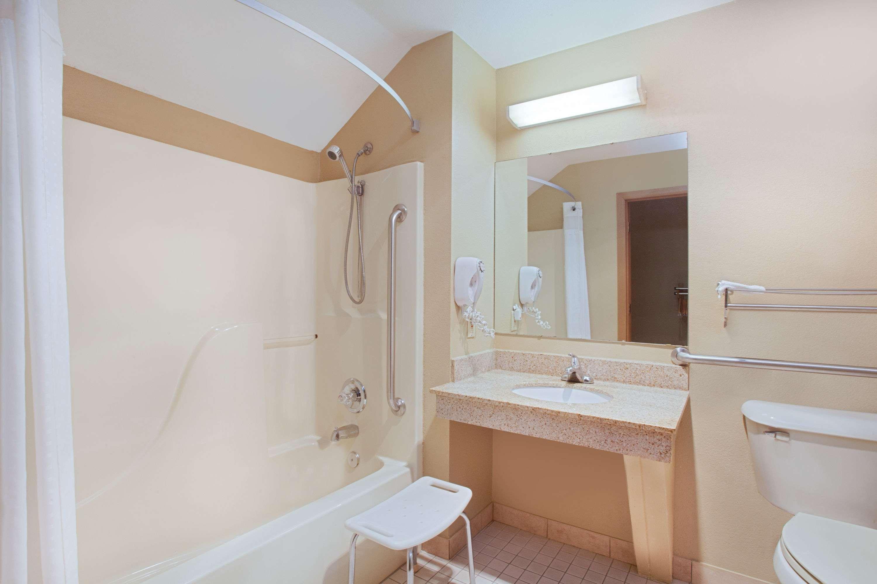 Super 8 By Wyndham Defiance Otel Dış mekan fotoğraf